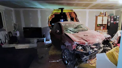 La voiture termine dans le salon d'une maison